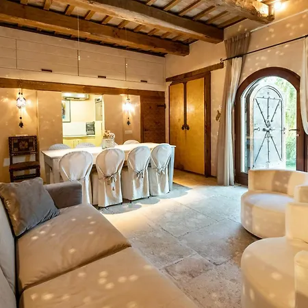 Medieval Tower In Sibillini Mountains Park Hébergement de vacances Vetice