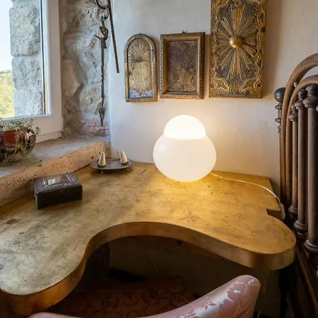 Medieval Tower In Sibillini Mountains Park Hébergement de vacances