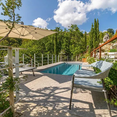 Medieval Tower In Sibillini Mountains Park Hébergement de vacances