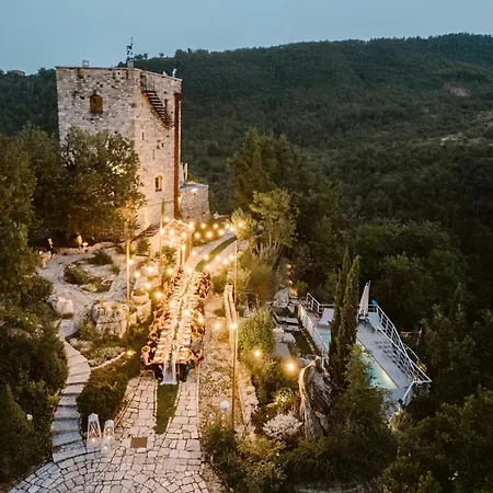 Medieval Tower In Sibillini Mountains Park בית נופש