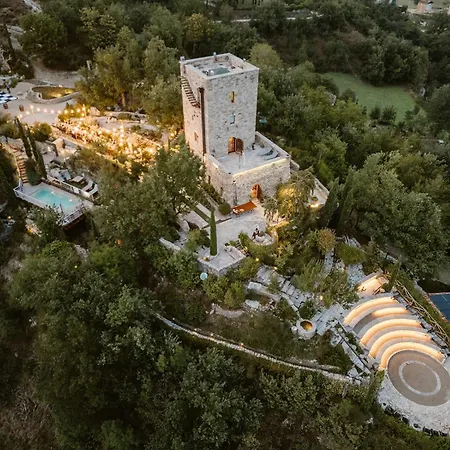 Medieval Tower In Sibillini Mountains Park Hébergement de vacances